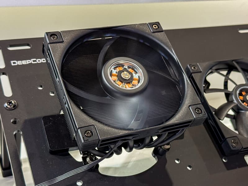 DeepCool показала на Computex 2026 кулеры с испарительной камерой VC 2.0, СЖО с изогнутым AMOLED-экраном на 6,67 дюйма и «аквариумы»  - 5